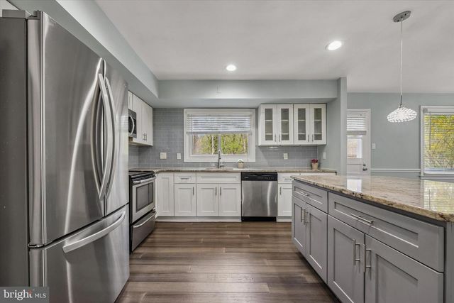 699 W VALLEY RD, Wayne, PA 19087