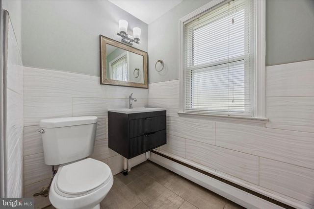 699 W VALLEY RD, Wayne, PA 19087