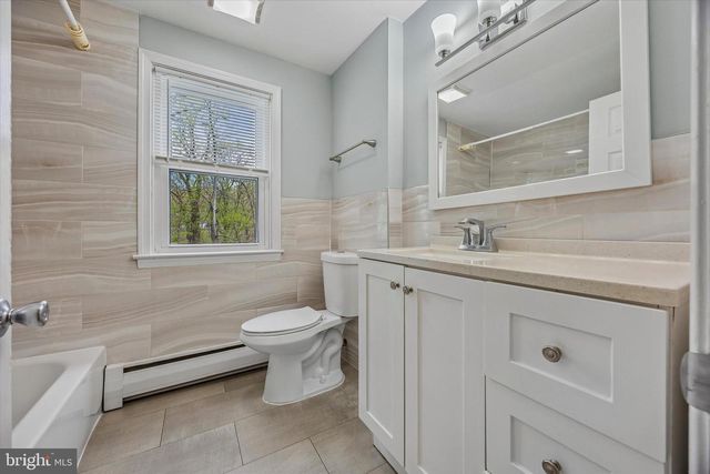 699 W VALLEY RD, Wayne, PA 19087