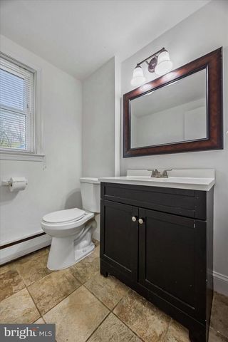 699 W VALLEY RD, Wayne, PA 19087