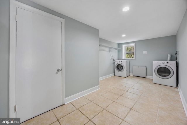 699 W VALLEY RD, Wayne, PA 19087