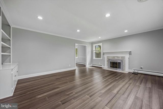 699 W VALLEY RD, Wayne, PA 19087