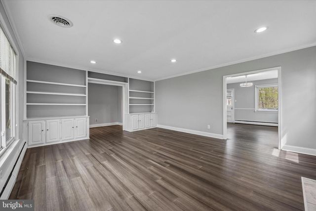 699 W VALLEY RD, Wayne, PA 19087