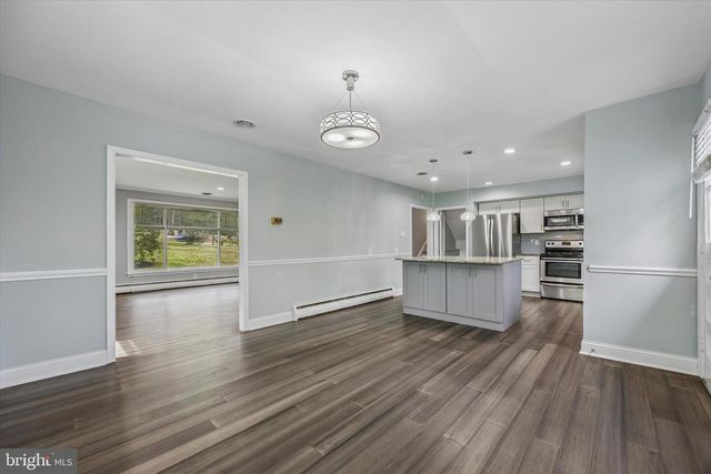 699 W VALLEY RD, Wayne, PA 19087