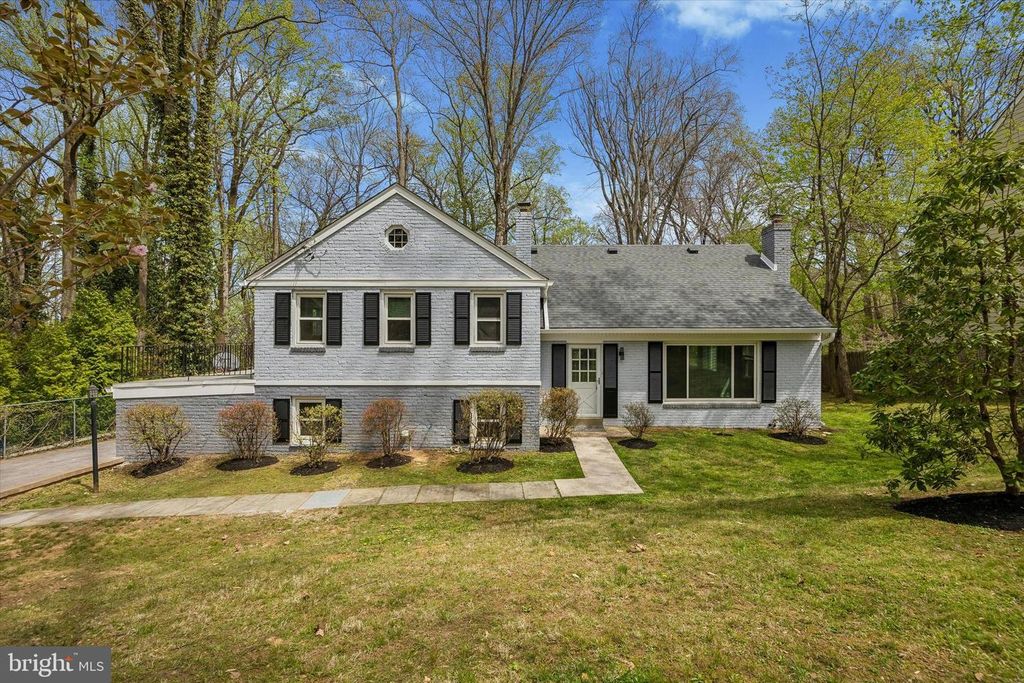 699 W VALLEY RD, Wayne, PA 19087