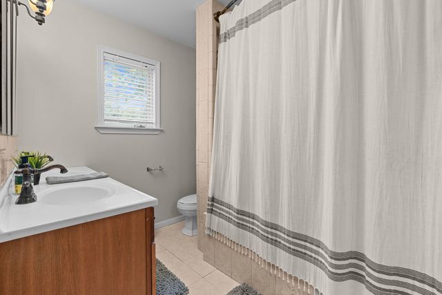 216 HICKORY Road, Oakwood Hills, IL 60013