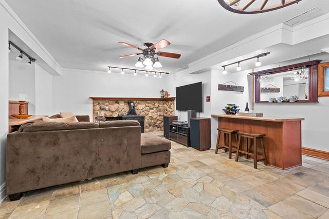 216 HICKORY Road, Oakwood Hills, IL 60013