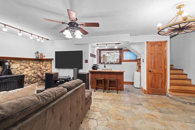 216 HICKORY Road, Oakwood Hills, IL 60013