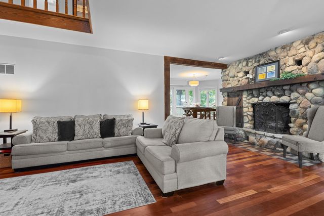 216 HICKORY Road, Oakwood Hills, IL 60013