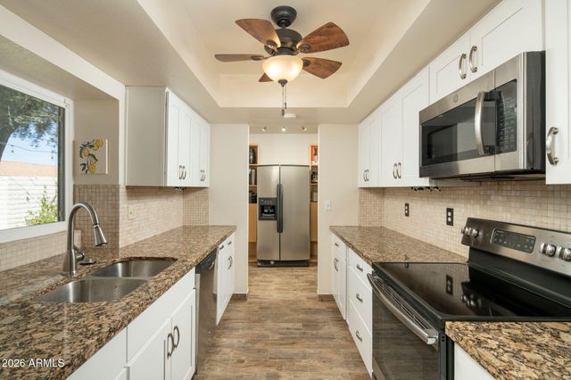 902 E WAGONER Road, Phoenix, AZ 85022