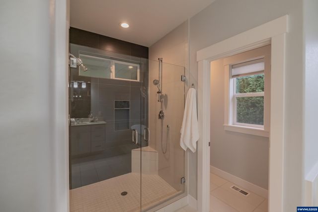 5190 NE North Park Ct, Albany, OR 97321