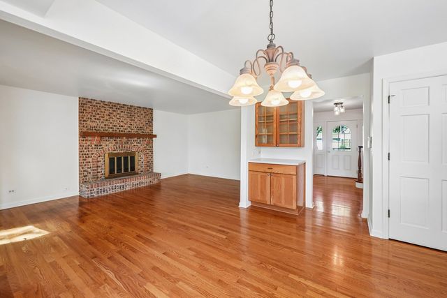 2027 Richton Drive, Wheaton, IL 60189