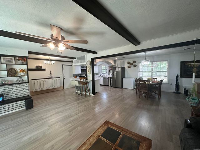 32 Shannon Drive, Mcgehee, AR 71654