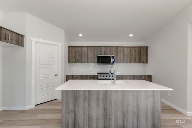 6515 W Plateau Creek Dr, Meridian, ID 83646