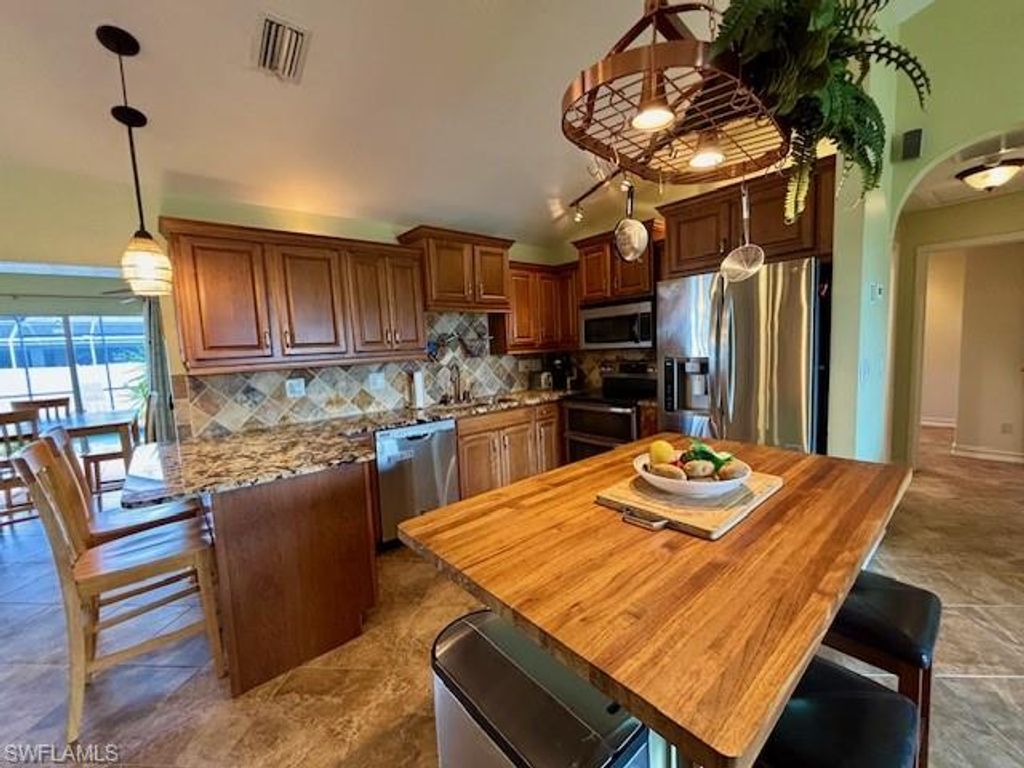 Image 4 of property listing at 1155 SW 43rd ST, Cape Coral, FL 33914