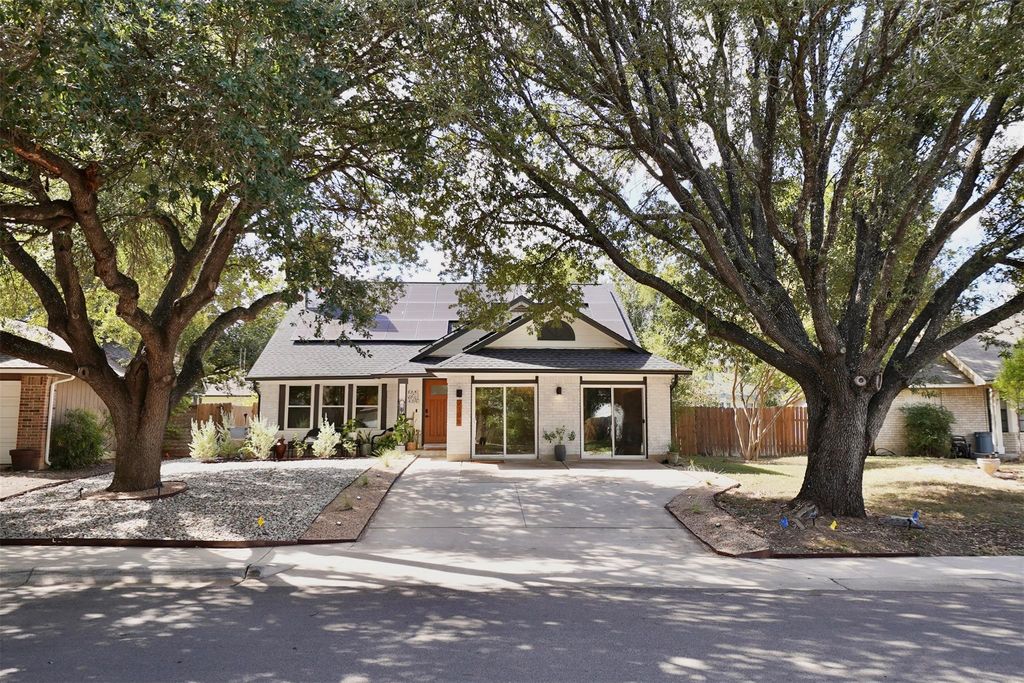 2106 Bluebonnet DR, Round Rock, TX 78664