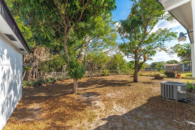 18611 NW 28th Pl, Miami Gardens, FL 33056