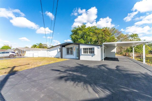 18611 NW 28th Pl, Miami Gardens, FL 33056