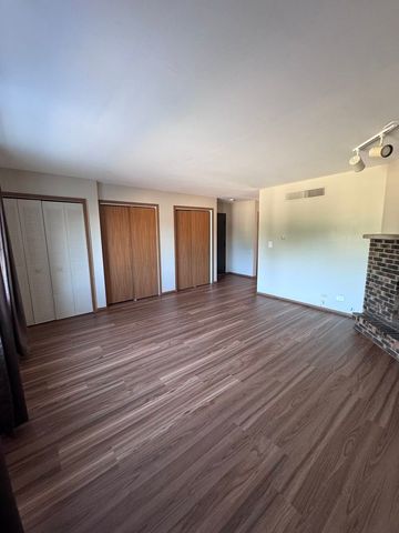 539 N Lake Street 539, Mundelein, IL 60060