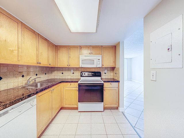 3300 NE 192 Street NE 1216, Aventura, FL 33180