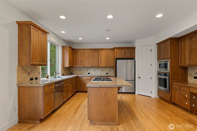 8835 NE 237th Place NE, Redmond, WA 98053