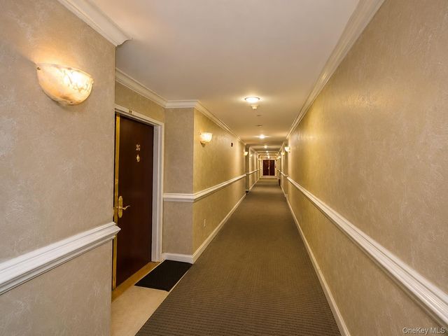 171 Great Neck Road 2G, Great Neck, NY 11021