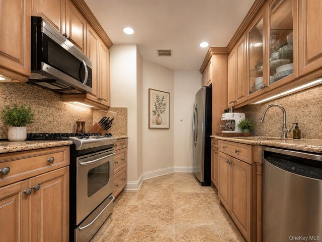 171 Great Neck Road 2G, Great Neck, NY 11021