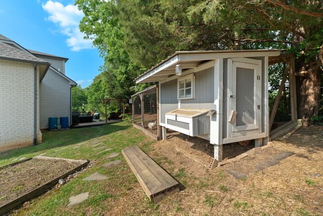 2195 Savage Creek Dr, Springfield, TN 37172