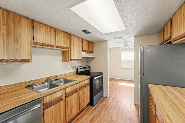 129 CAMPHOR CIRCLE F, Oldsmar, FL 34677