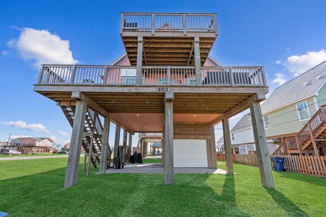 203 Sandpebble Place, Surfside Beach, TX 77541