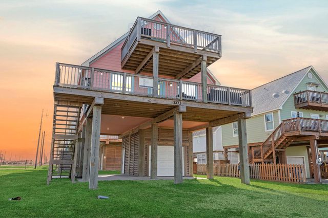 203 Sandpebble Place, Surfside Beach, TX 77541