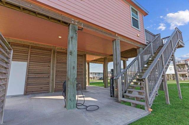 203 Sandpebble Place, Surfside Beach, TX 77541