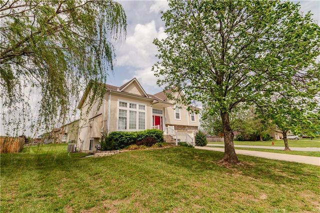 12212 Clubhouse Drive, Kansas City, KS 66109