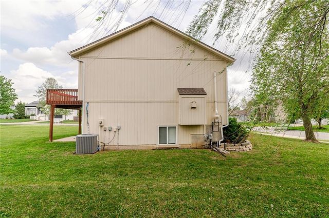 12212 Clubhouse Drive, Kansas City, KS 66109