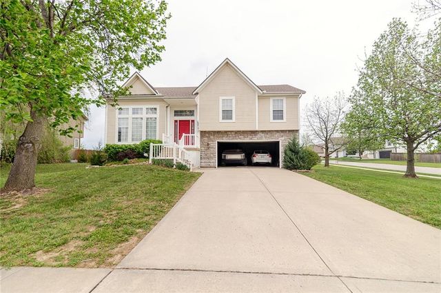 12212 Clubhouse Drive, Kansas City, KS 66109