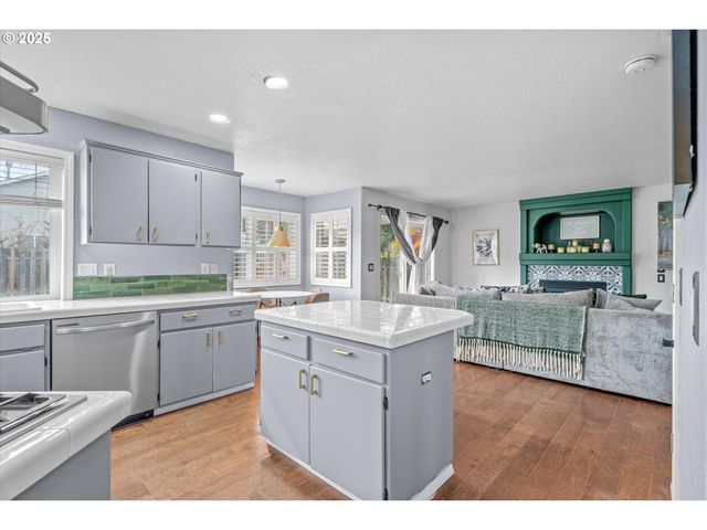 1742 Ne BLUE HERON Dr, Portland, OR 97211