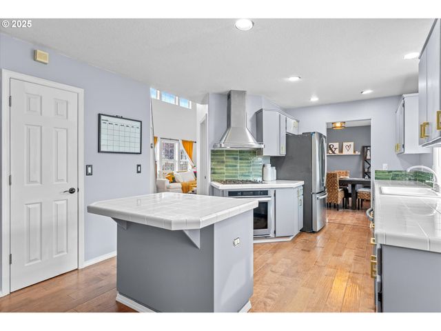 1742 Ne BLUE HERON Dr, Portland, OR 97211