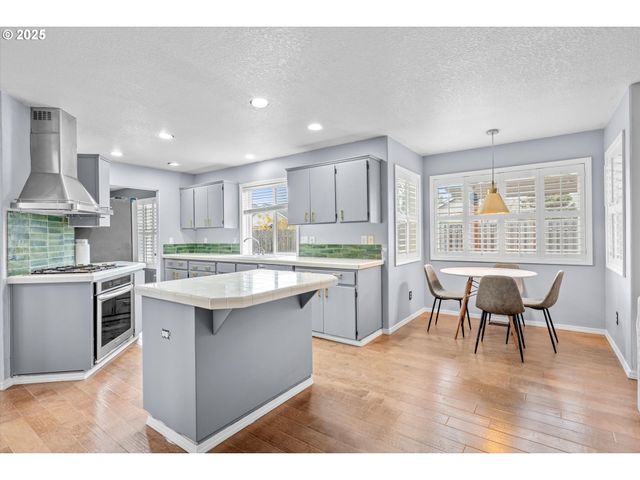 1742 Ne BLUE HERON Dr, Portland, OR 97211