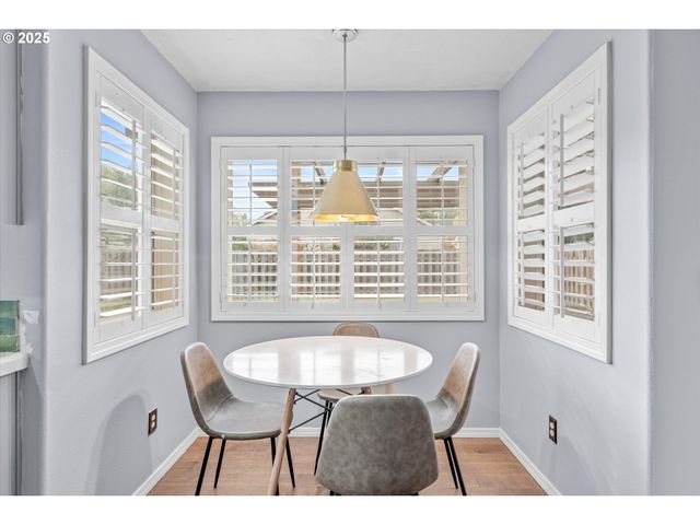 1742 Ne BLUE HERON Dr, Portland, OR 97211