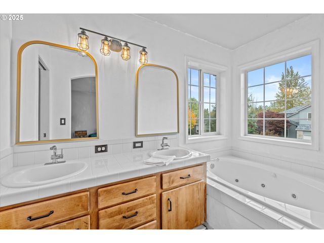 1742 Ne BLUE HERON Dr, Portland, OR 97211