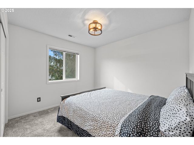 1742 Ne BLUE HERON Dr, Portland, OR 97211