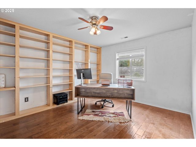 1742 Ne BLUE HERON Dr, Portland, OR 97211