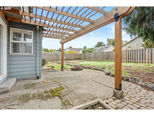 1742 Ne BLUE HERON Dr, Portland, OR 97211