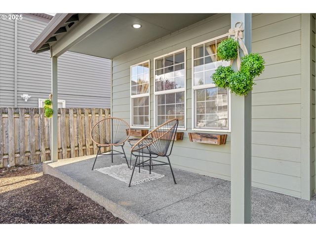 1742 Ne BLUE HERON Dr, Portland, OR 97211