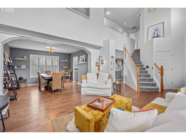 1742 Ne BLUE HERON Dr, Portland, OR 97211