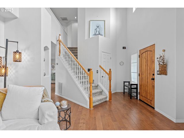 1742 Ne BLUE HERON Dr, Portland, OR 97211