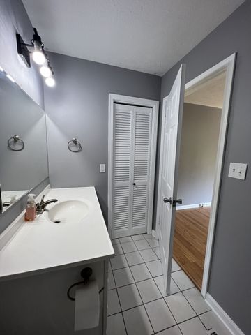 120 Lake Point Dr, Gallatin, TN 37066