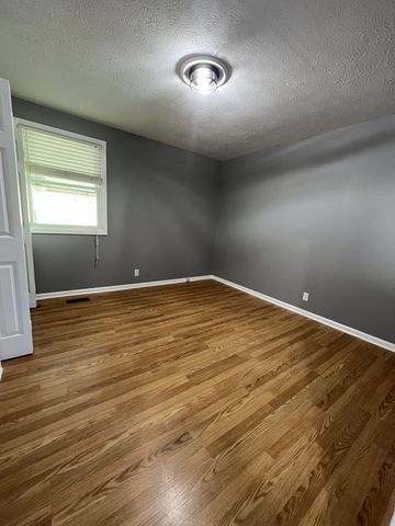 120 Lake Point Dr, Gallatin, TN 37066