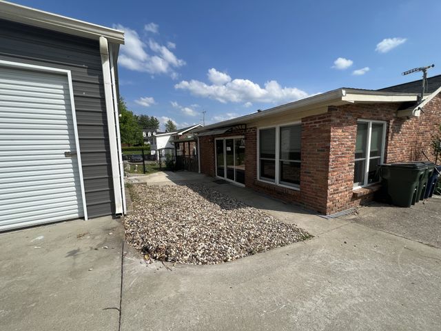 120 Lake Point Dr, Gallatin, TN 37066