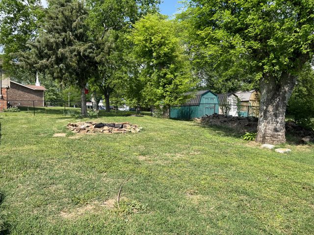 120 Lake Point Dr, Gallatin, TN 37066